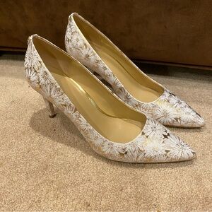 Michael Kors Flex Dorothy Classic White Gold Mid Heels Pumps Wedding Daisies 9.5